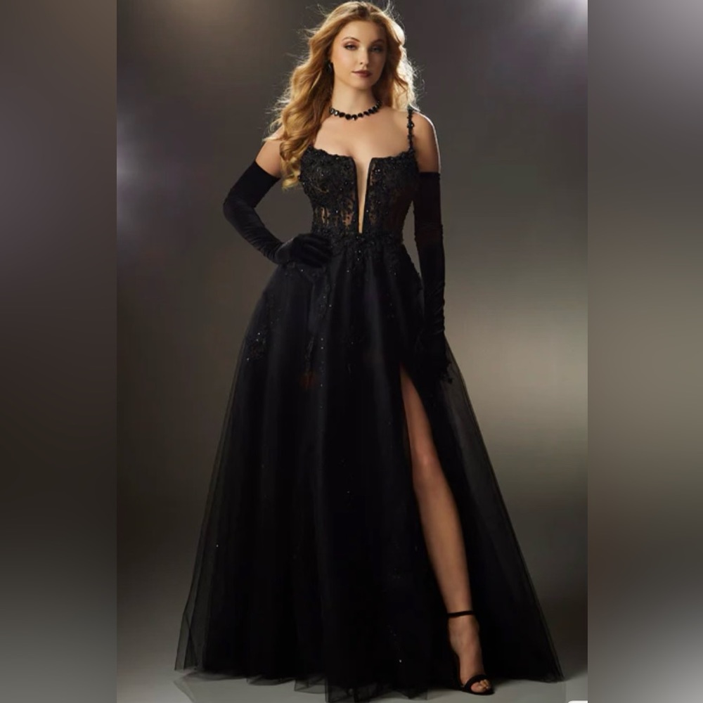 Beautiful Mari Lee Spring prom dress - Brand New